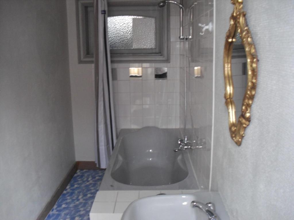 Guesthouse Oude Houtmarkt Ieper Ruang foto